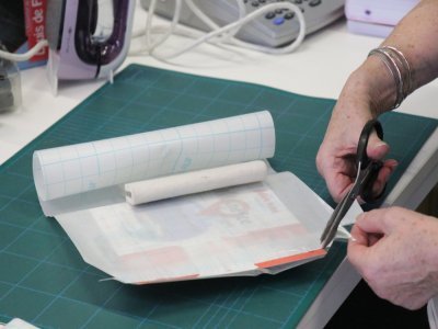 Dans la salle de traitement des documents, des petites mains sont au chevet des ouvrages malades, ou bien de ceux qui viennent d'arriver, qu'il faut protéger et bien renseigner dans la base de données.