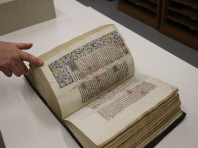 Certains ouvrages datent du Moyen Age, le plus ancien étant un manuel scolaire du XIe siècle. D'autres manuscrits, qui ont été donnés ou achetés par la bibliothèque, possèdent de magnifiques enluminures.