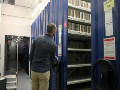 Ce sont des étagères de stockage qui peuplent le sous-sol de la bibliothèque. Mobiles, elles peuvent être déplacées avec une manivelle, et permettent de conserver 800 000 ouvrages.