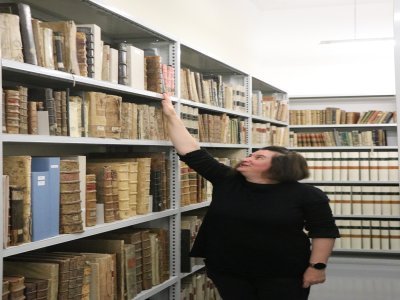 C'est dans une salle où la température et l'humidité sont contrôlées que tous les livres anciens sont conservés. Ils ne sont pas empruntables, mais tous consultables, dans un espace dédié et sous surveillance.