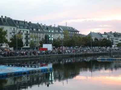 Les spectateurs, munis de leurs billets, sont arrivés tôt sur place. 
