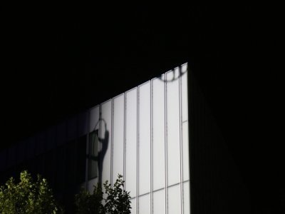 L'ombre des artistes performant dans les airs, sur la bibliothèque Alexis de Tocqueville.
