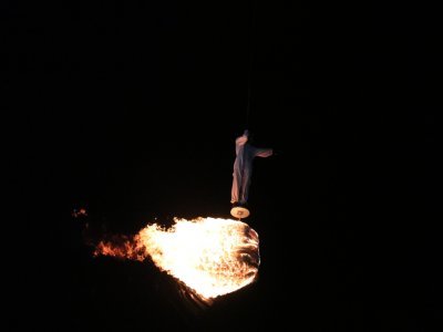Un artiste a survolé le ciel caennais comme une comète, sur une boule de feu.