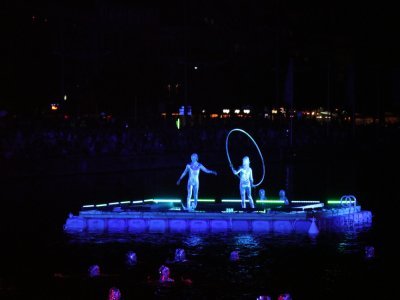 Certains spectateurs ont tout de même regretté ne pas pouvoir tout voir des tableaux qui se déroulaient sur l'eau. La visibilité n'était pas parfaite pour tout le monde.