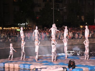 C'est une compagnie suédoise qui propose ce spectacle intitulé Aquanauts.