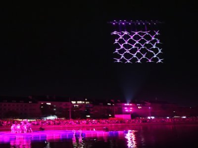 Le clou du spectacle, la danse synchronisée des artistes, suspendus à plusieurs dizaines de mètres de haut.