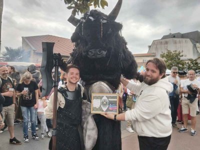 A gauche, Valentin Legalifuge, qui a créé ce costume de Minotaure sur 5 ans. C'était la première fois que le costume était utilisé à l'extérieur. Un rodage qui va donner lieu à plusieurs retouches.