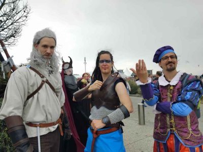 A gauche, Géralt de Riv de "The Witcher". Tout à droite, son fidèle compagnon, le barde Jaskier. Les costumes ont été réalisés par une couturière de l'Atelier de Patoche, dans l'Yonne.