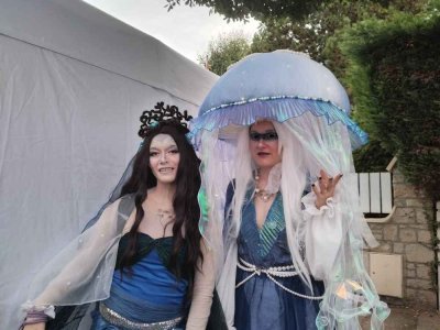 Les cosplayeuses Flovah Cosplay et Celmisya, jouant respectivement une sirène et une méduse. Le chapeau méduse est fait en carton avec des lampes intégrées à l'intérieur.