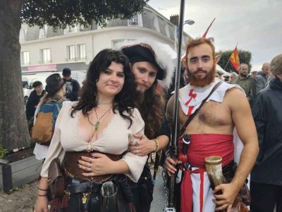 Un couple de pirates (arwen_army sur Instagram), accompagné de Tristepin de Percedal (evan_cbn), du jeu vidéo puis série "Wakfu".