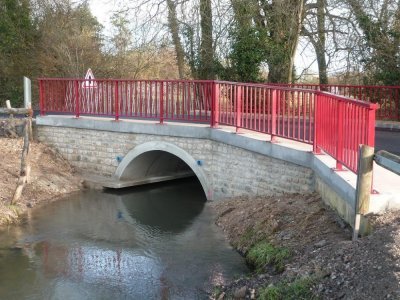 Sous le pont, un passage a été créé pour éviter aux loutres de traverser la route. - Conseil départemental de l'Orne