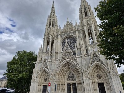 La façade de l'abbatiale Saint-Ouen se révèle avec sa blancheur retrouvée.