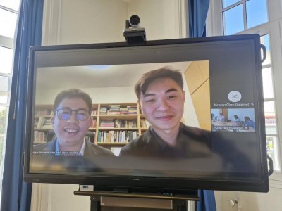 Chercheurs de métier, Angus Hui et Jonathan Mak ont organisé l'exposition autour de l'histoire des officiers chinois arrivés à Ouistreham, le 6 juin 1944.