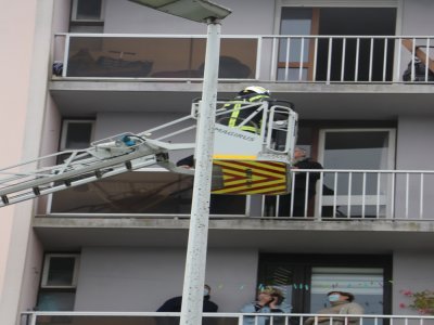Plusieurs habitants ont été évacués par les pompiers via la grande échelle. Il y en avait deux de mobilisées. - Thibault Lecoq