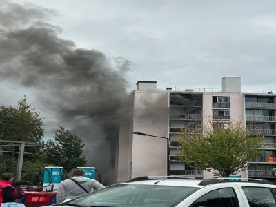 Un panache du fumée noire s'est élevé de l'immeuble.