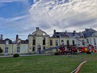 Les sapeurs-pompiers de l'Orne ont été mobilisés pour éteindre un incendie au château de Médavy, ce mercredi 25 septembre dans la nuit. - Simon Lebaron