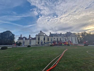Les sapeurs-pompiers de l'Orne ont été mobilisés pour éteindre un incendie au château de Médavy, ce mercredi 25 septembre dans la nuit. - Simon Lebaron