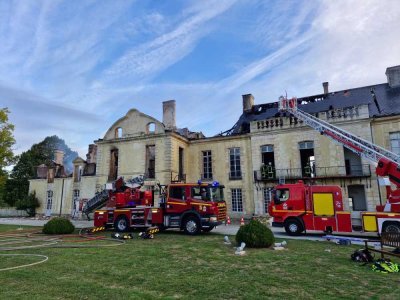 Les sapeurs-pompiers de l'Orne ont été mobilisés pour éteindre un incendie au château de Médavy, ce mercredi 25 septembre dans la nuit. - Simon Lebaron