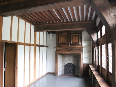 Une construction typique de la période médiévale caennaise, avec à chaque étage une cheminée, parfois très décorée. Les escaliers, rudimentaires, rendent le bâtiment non adapté pour accueillir du public.
