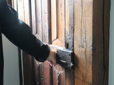 De vieilles armoires ou de vieux placards en bois peuplent les lieux.