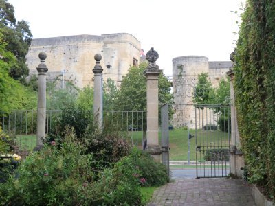 Le portail de la Maison des Quatrans.