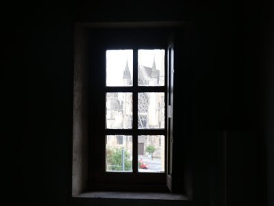 Il suffit de changer de pièce pour changer de vue… Et observer l'église Saint-Pierre.