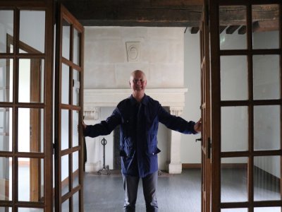 La Maison des Quatrans s'étire sur plusieurs étages. Vincent Aubin, chef du service patrimoine à la Région Normandie, est l'un des rares à pouvoir y entrer. Elle est sécurisée par des alarmes, et n'accueille plus personne.
