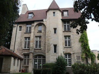 Cette vue-là est bien moins connue. Surprise, pas de colombages rouges à l'arrière du bâtiment. On y trouve même un petit jardin, pas contemporain de la maison, avec quelques vestiges détruits par les bombardements.