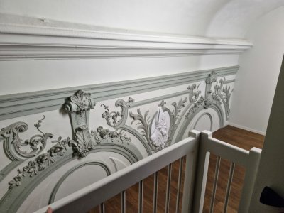 D'anciens combles, aux magnifiques ornements, ont été rendus à nouveau accessibles avec l'installation d'un ascenseur.