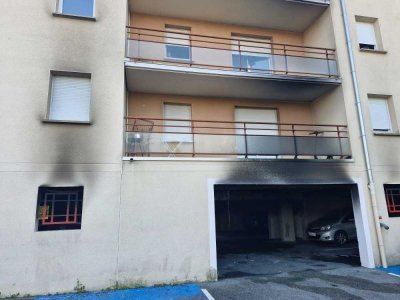 Les flammes ont marqué la façade de l'immeuble. - Simon Lebaron