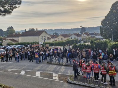 Les adhérents de l'UL CGT d'Harfleur sont venus apporter leur soutien… Et une aide logistique aux jeunes. - Célia Caradec