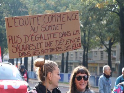 Les manifestants réclament davantage de justice sociale, à l'image de cette informatrice jeunesse, dans le cortège rouennais.