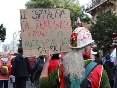 De nombreux manifestants arboraient fièrement des pancartes portant des dénonciations ou des revendications.