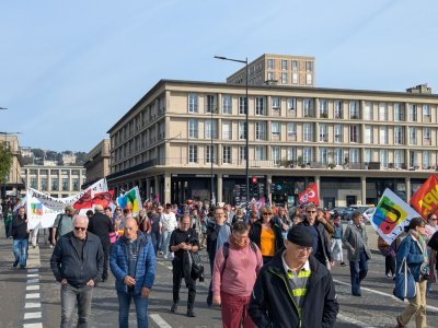Enseignants, fonctionnaires territoriaux, dockers, travailleurs portuaires, agent des Ehpad… Quelques-unes des professions représentées dans le cortège havrais. - Célia Caradec