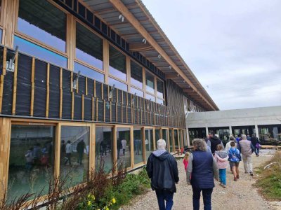 Une vingtaine d'habitants, parents d'élèves et écoliers ont visité le chantier. Ici, dans l'une des futures cours de récréation. - Simon Lebaron