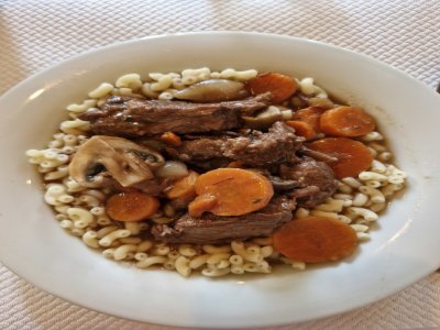 Le bœuf bourguignon et coquillettes.
