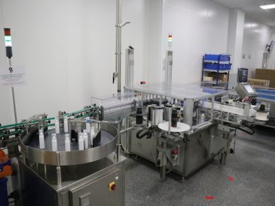 La production du spray nasal à l'eau de mer est automatisée. Elle devrait fortement augmenter dans les années à venir.