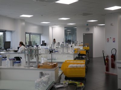 Les normes sont très exigeantes dans le milieu pharmaceutique, et c'est tant mieux ! Dans ce laboratoire, la qualité des produits est contrôlée avec une grande exigence par les équipes qui se relaient.