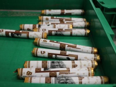 Un peu comme le sucre d'orge, le sucre de pomme est une confiserie sous forme de bâtonnet. Il est confectionné et emballé à Notre-Dame-de-Bondeville au nord de Rouen au sein d'une ancienne usine de filature de coton.