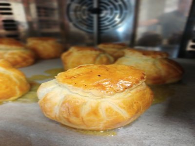 Pâtisserie à base de pomme cuite et pâte feuilletée, le Douillon d'Elbeuf a été relancé il y a 6 ans à l'initiative de la boulangerie Delamare à Elbeuf. La boulangerie de la Gare à Saint-Aubin-lès-Elbeuf propose aussi la spécialité.