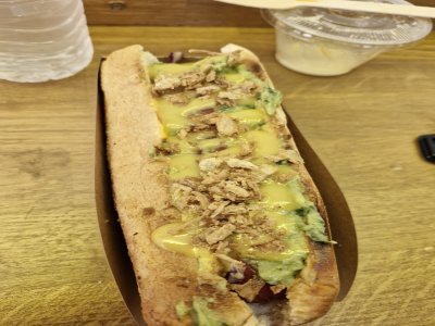 Le hot dog Avocado.