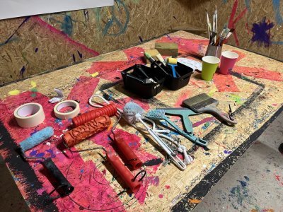 Le matériel mis à disposition pour réaliser la toile : pinceaux, rouleaux, brosse W.-C, corde ou encore raclette à vitre.