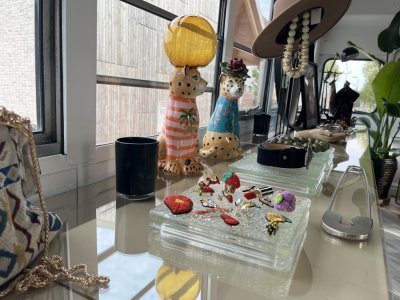 Dedans, on peut y retrouver du prêt-à-porter : des bijoux, des sacs, des chapeaux, des ceintures et des vêtements.