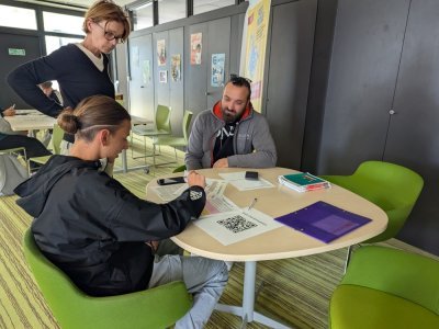 Accompagnés par le CIO et le service jeunesse, les jeunes et leurs parents reçoivent quelques clés pour trouver un stage qui les intéressent. - Célia Caradec