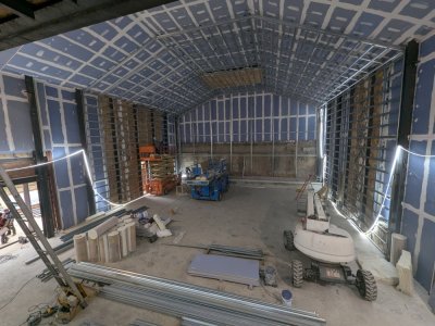 La grande salle où sont en train d'être installés les panneaux acoustiques, avant la moquette. - Célia Caradec