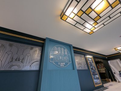 Le hall a rouvert en 2024, avec une décoration inspirée des Folies Bergères. - Célia Caradec