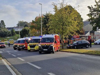 Les pompiers sont intervenus en nombre, avec au moins quatre ambulances et de quoi monter une cellule médico-psychologique. - Thibault Lecoq