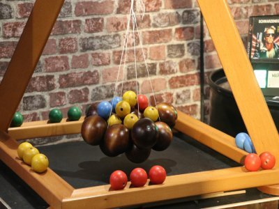 Le jeu Suspens, est un jeu en bois des années 90 qui demande concentration et dextérité. Il s'agit de placer une boule de couleur sur la grappe centrale à l'aide d'un bâtonnet, sans faire tomber celles déjà mises en place.