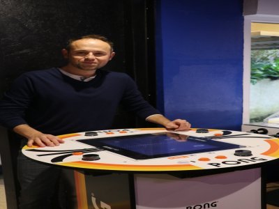 Ce décor prend la forme d'un mange-debout. Les invités peuvent y boire un verre tout en jouant à Pong, le célèbre jeu inspiré du tennis de table, où deux joueurs s'affrontent en déplaçant une raquette virtuelle.
