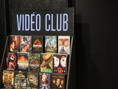 Parmi les lieux emblématiques des années 90, il y a les vidéo clubs. Aujourd'hui presque tous disparus, ils rappellent ces moments en famille où l'on choisissait un film au magasin du coin avant de le rapporter après le visionnage.